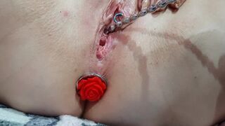 Sounding masturbation of a pierced juicy crack with an anal plug - 11 image