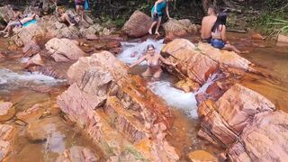 Outdoor adventure on the waterfall trail fucking and cumming inside the hottie's ass until cum overflows. Vagninho and Luna Oliveira