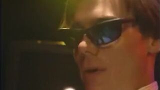 Guy fucks mature brunette's twat